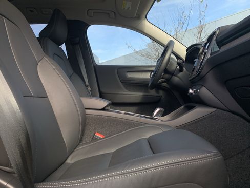 Used 2025 Volvo XC40 B5 Plus image 35