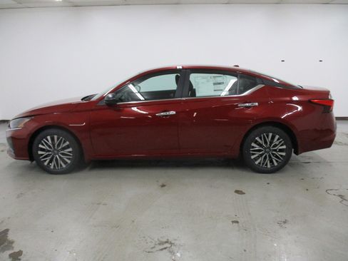New 2025 Nissan Altima 2.5 SV image 8