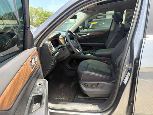 Certified 2024 Volkswagen Atlas SE w/ Panoramic Sunroof Package FWD image 2