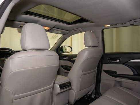 Used 2016 Toyota Highlander XLE image 10
