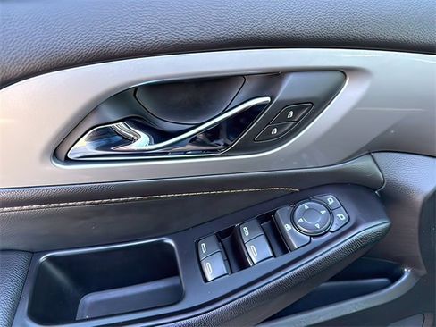 Used 2020 Chevrolet Traverse LT image 18