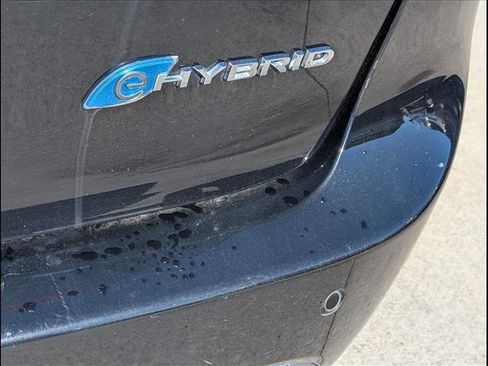 Used 2024 Chrysler Pacifica Select image 18