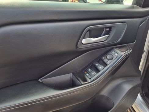 Used 2025 Nissan Rogue SV FWD image 9