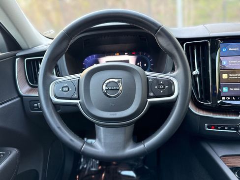 Used 2022 Volvo XC60 B5 Momentum image 11