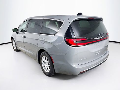 Used 2023 Chrysler Pacifica Touring-L image 30