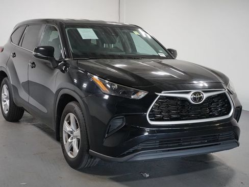 Used 2023 Toyota Highlander L FWD image 3