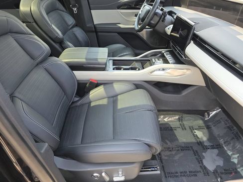 Used 2025 Lincoln Nautilus Reserve AWD/4WD image 19