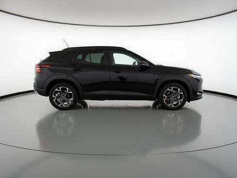 Used 2025 Chevrolet Trax LT FWD image 11