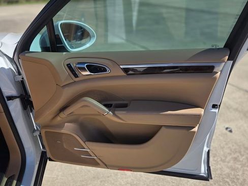 Used 2017 Porsche Cayenne Platinum Edition AWD/4WD image 14