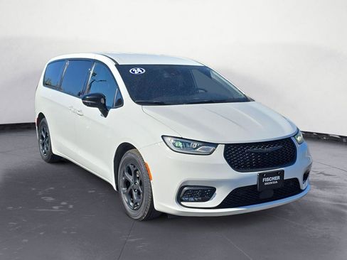 Used 2024 Chrysler Pacifica Limited FWD image 2