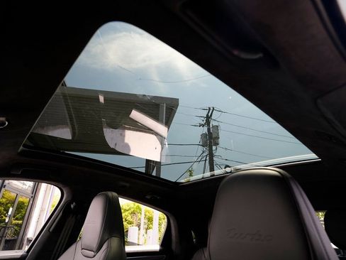 Used 2022 Porsche Cayenne Turbo image 22