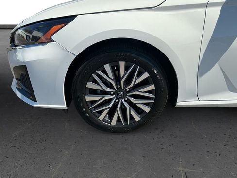 Used 2025 Nissan Altima 2.5 SV FWD image 13