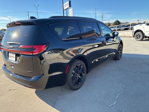 New 2026 Chrysler Pacifica Limited w/ Uconnect Theater Family Group image 7