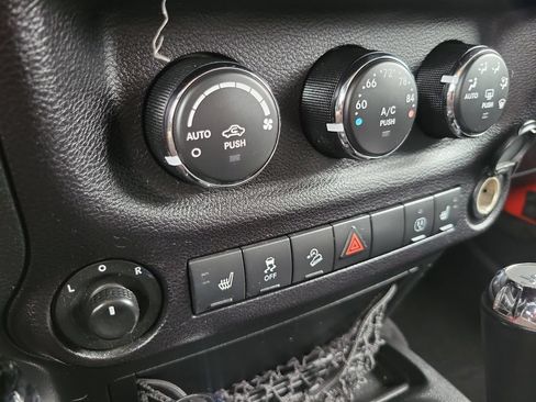 Used 2018 Jeep Wrangler Unlimited Sahara AWD/4WD image 11