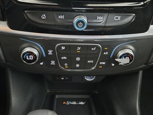 Used 2022 Chevrolet Traverse LT FWD image 20