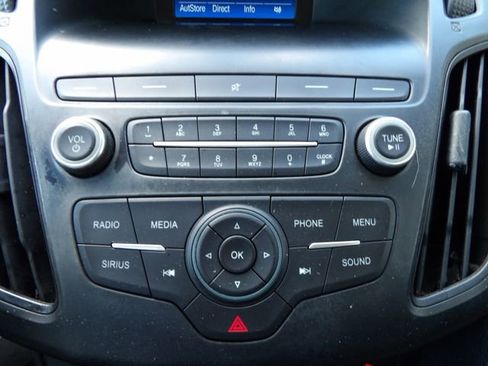 Used 2018 Ford Focus SE w/ SE Appearance Package FWD image 22