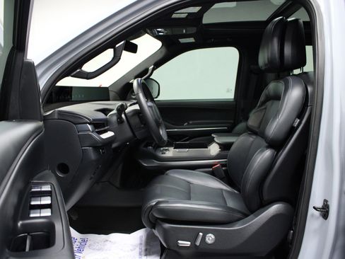 Used 2025 Lincoln Navigator L Reserve w/ Jet Appearance Package AWD/4WD image 12