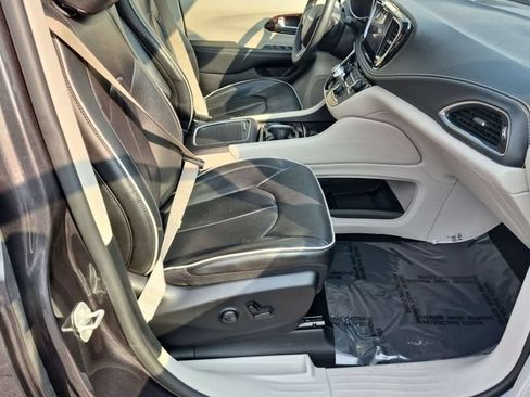 Used 2023 Chrysler Pacifica Limited FWD image 31