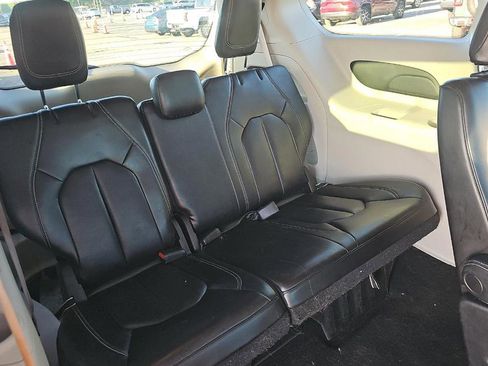 Used 2023 Chrysler Pacifica Touring-L image 5