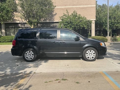 Used 2018 Dodge Grand Caravan SE w/ UConnect Hands-Free Group image 7