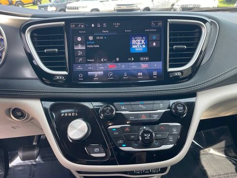 Used 2023 Chrysler Pacifica Touring-L FWD image 26