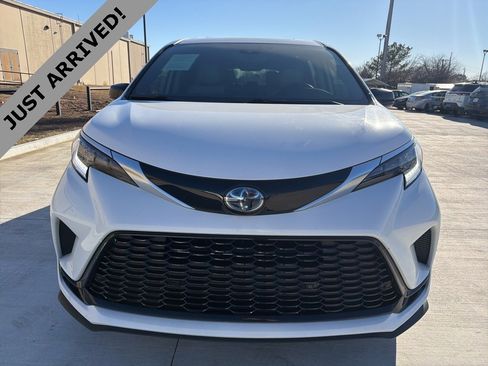 Used 2022 Toyota Sienna XSE image 2