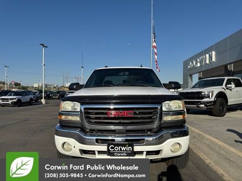 Used 2004 GMC Sierra 2500 SLT AWD/4WD image 2