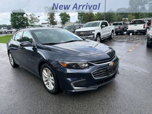 Used 2018 Chevrolet Malibu LT w/ Leather Package FWD image 2