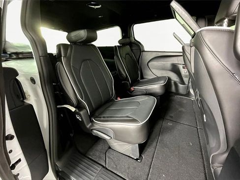 New 2026 Chrysler Pacifica Limited image 11
