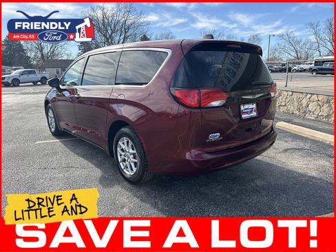 Used 2023 Chrysler Voyager LX FWD image 4