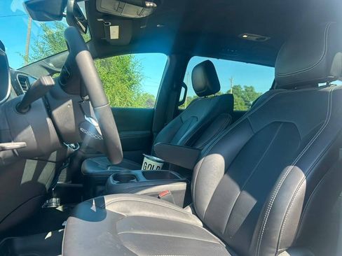 Used 2026 Chrysler Pacifica Select FWD image 11