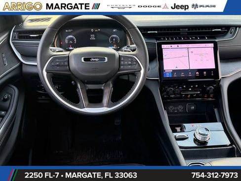 Used 2025 Jeep Grand Cherokee Limited w/ Luxury Tech Group II AWD/4WD image 13