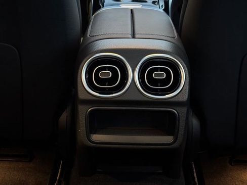 Used 2025 Mercedes-Benz C 300 4MATIC Sedan image 35