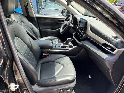 Used 2022 Toyota Highlander XLE FWD image 8