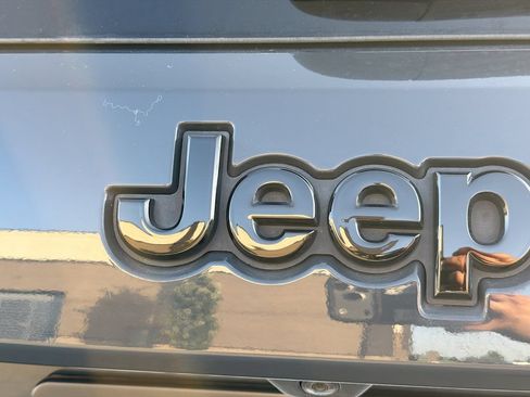Used 2017 Jeep Grand Cherokee Altitude AWD/4WD image 12