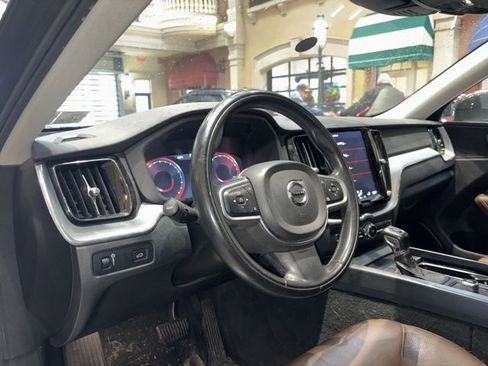 Used 2018 Volvo XC60 T5 Momentum w/ Vision Package image 11
