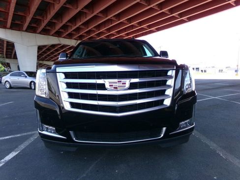 Used 2018 Cadillac Escalade ESV Luxury AWD/4WD image 3