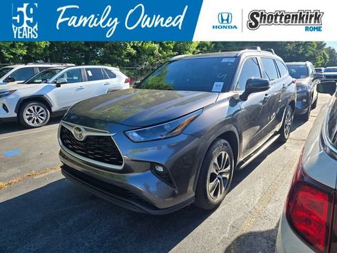 Used 2023 Toyota Highlander XLE FWD image 1