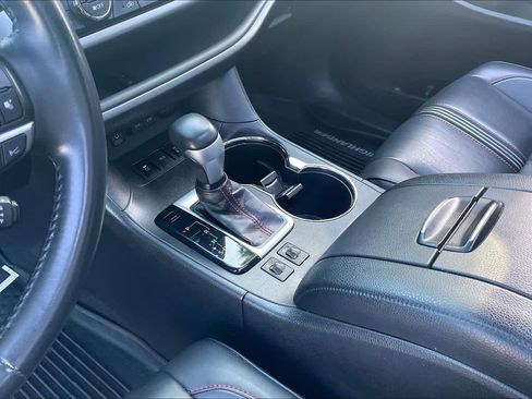 Used 2019 Toyota Highlander SE image 19