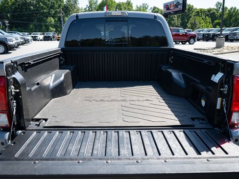 Used 2019 Toyota Tacoma TRD Off-Road AWD/4WD image 9