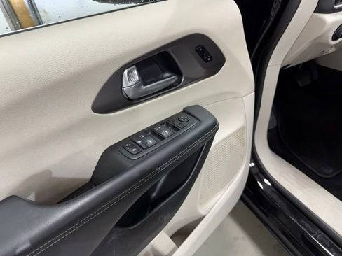 Used 2024 Chrysler Pacifica Touring-L image 11