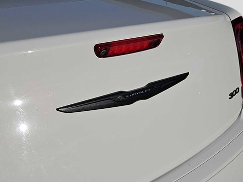 Used 2022 Chrysler 300 Touring L image 11