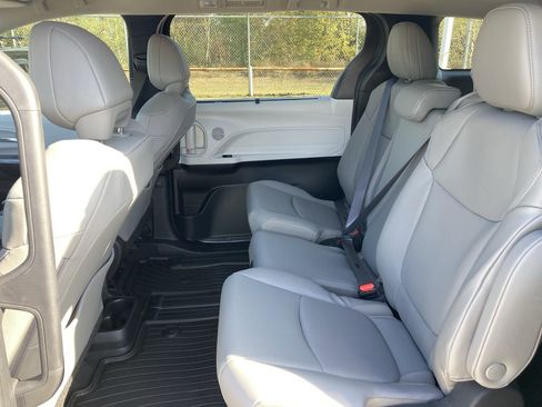 Certified 2025 Toyota Sienna XLE image 26