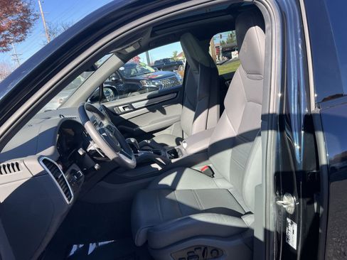 Used 2022 Porsche Cayenne S Platinum image 13