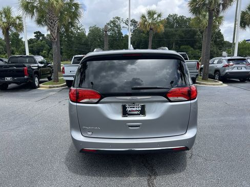 Used 2019 Chrysler Pacifica Touring-L Plus FWD image 9