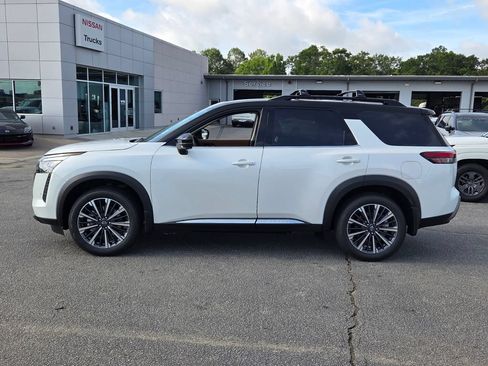 New 2026 Nissan Pathfinder Platinum FWD image 2