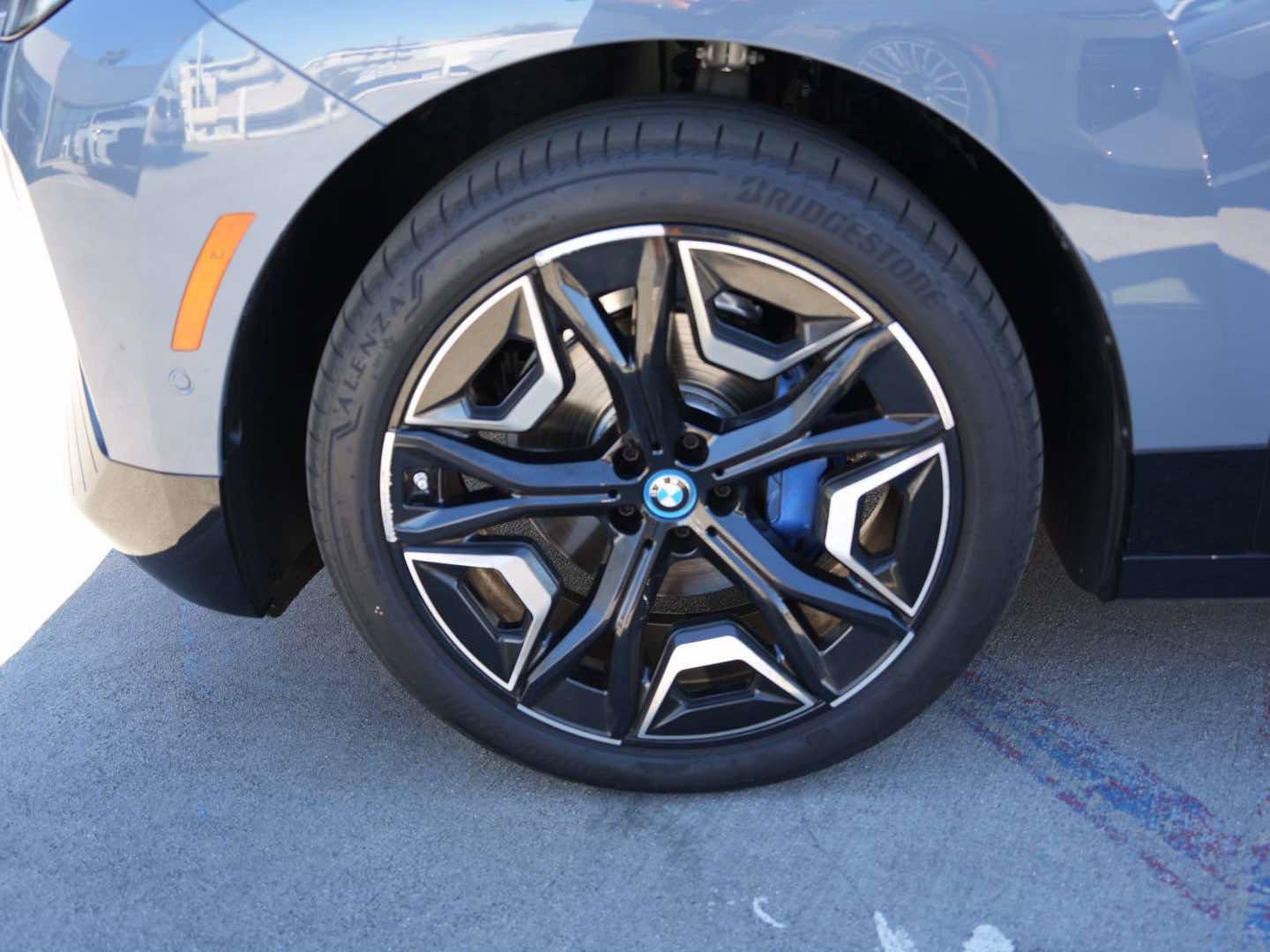 Used 2024 BMW iX xDrive50 w/ Premium Package AWD/4WD image 6