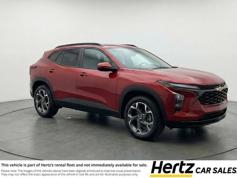 Used 2025 Chevrolet Trax LT image 1