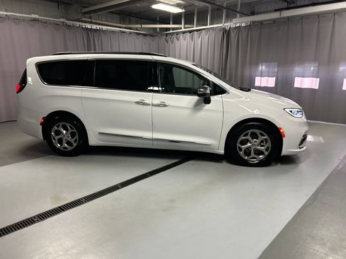 Used 2023 Chrysler Pacifica Limited FWD image 8