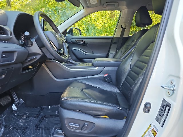 Used 2021 Toyota Highlander L AWD/4WD image 9